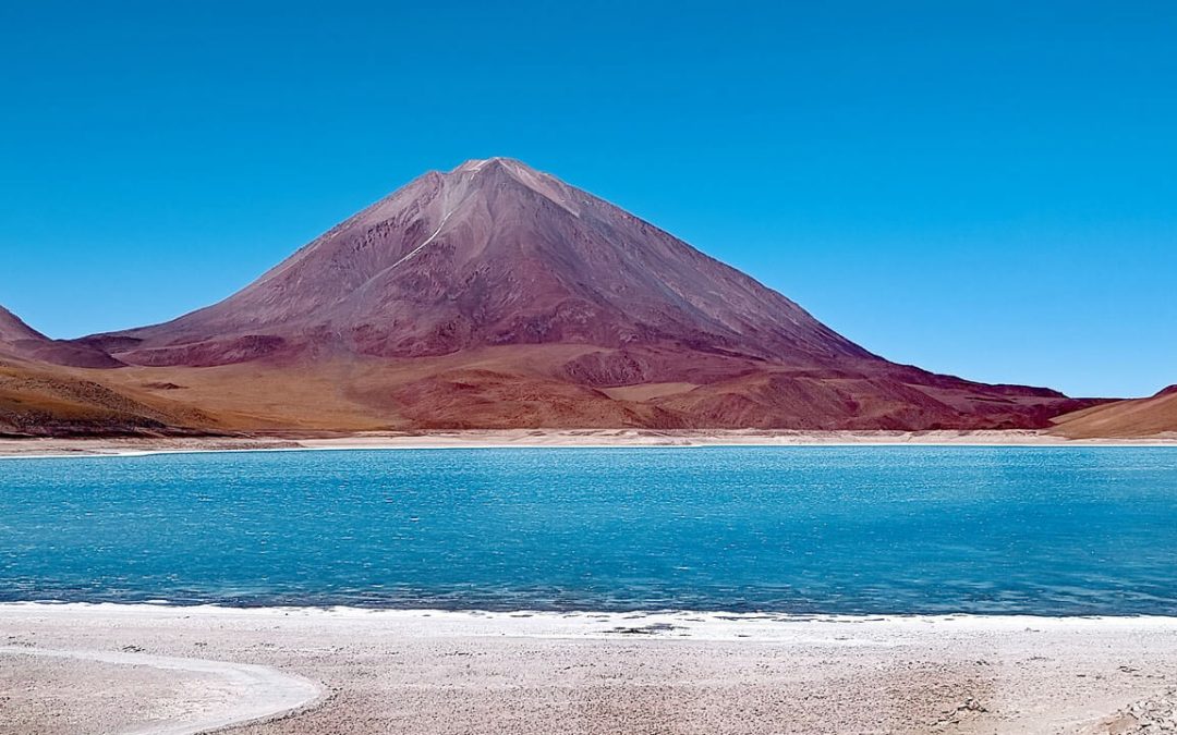 Desiertos blancos y laguna de colores